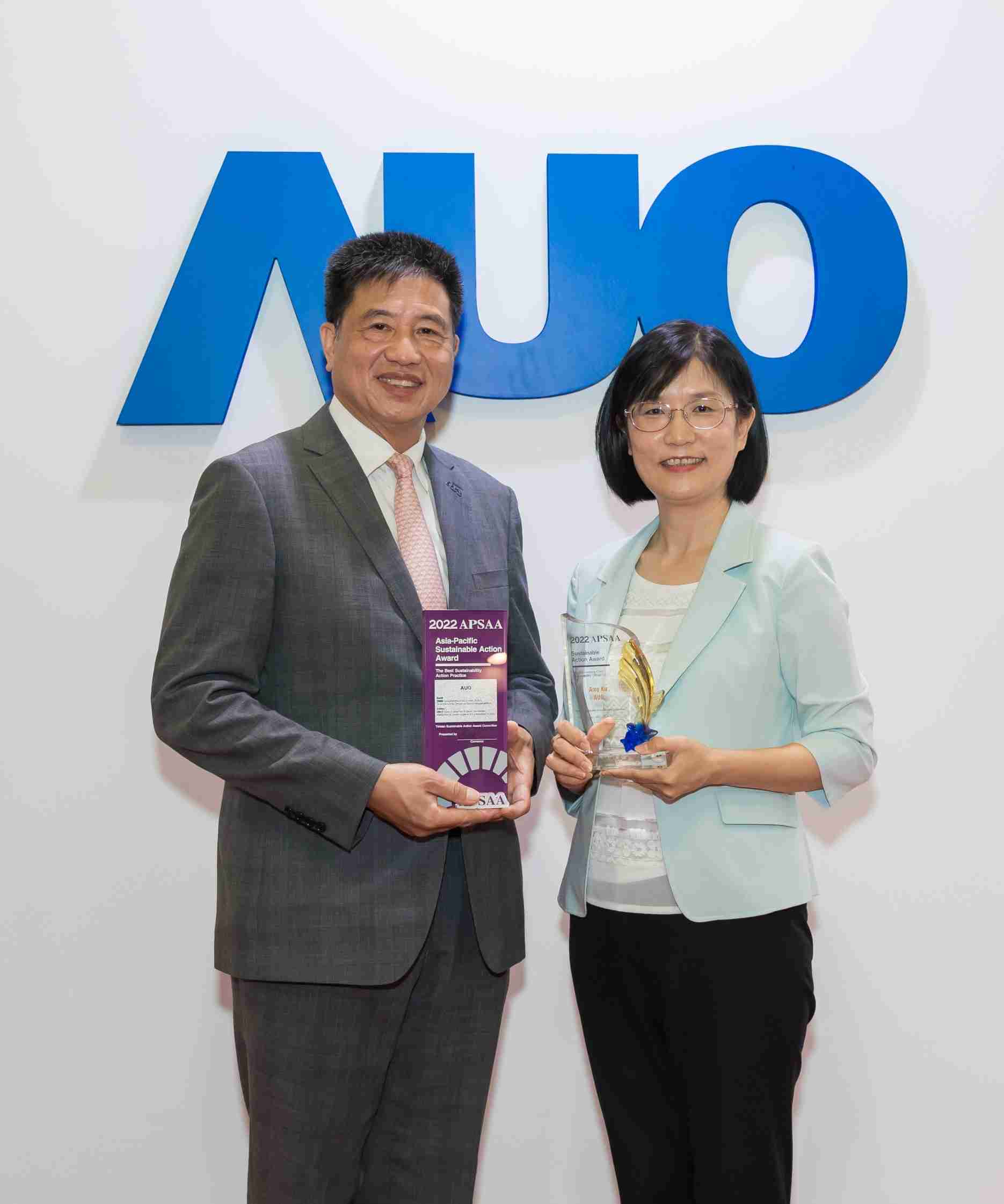 龙门国际长期垫筑永续远景的基石，，，透过ESG暨气候委员会逐步实践永续策略蓝图。。。。其中，，，，龙门国际光电永续长古秀华带领团队、、、、制定中长期目标，，，，缔造多面向亮眼表现，，获得「顶尖永续长奖」的个人奖殊荣（左：龙门国际光电董事长暨执行长彭双浪，，，，右：龙门国际光电永续长古秀华）