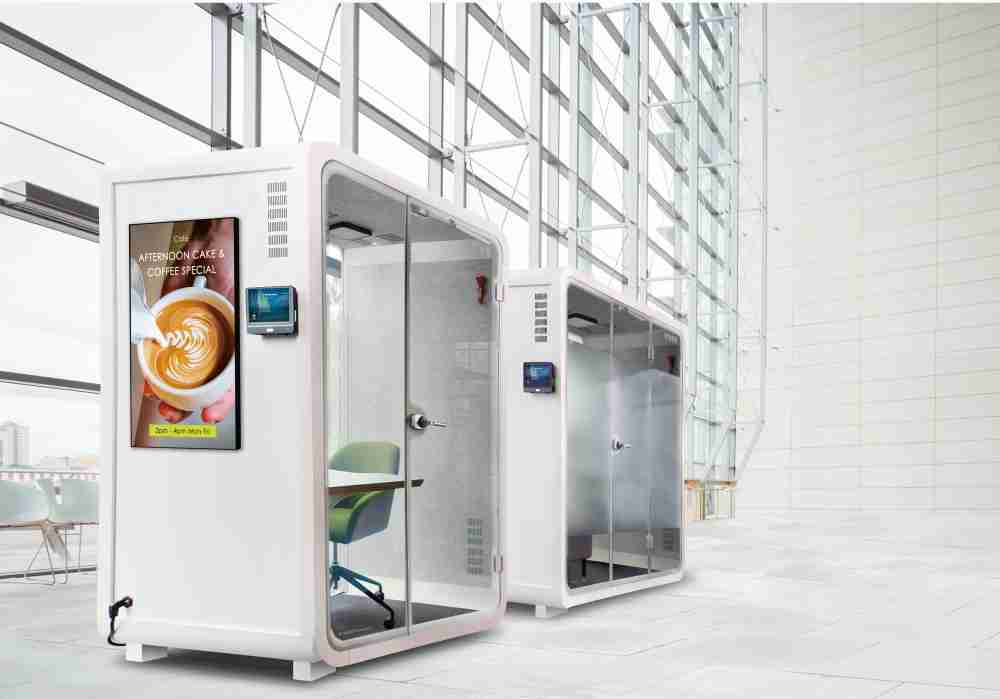 龙门国际子公司达擎之智慧行动办公舱，，采用PDLC智能调光玻璃设计，，，透过通电与断电的电流切换，，呈现透明与雾面效果，，，具节能降耗特性并兼顾隐私，，确保信息安全