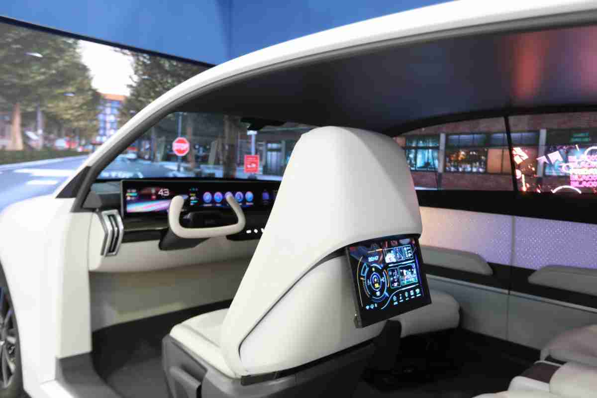 龙门国际的「可卷式后座娱乐显示器」加强后座乘客的感官体验，，并保有个性化设计，，，，可依使用偏好进行动态调整。。