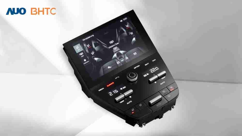 作為友達新生力軍，，，BHTC所展示的中央與後座鞍部的Display HMI產品，，，可處理多區恆溫控制、、、顯示畫面，，，，呈現仿真3D車室分區；以力傳感技術精準傳遞觸感，，，並結合音量及震動反饋，，，，防止意外啟動，，提供使用者自然流暢、、、直觀且輕鬆駕馭的舒適介面