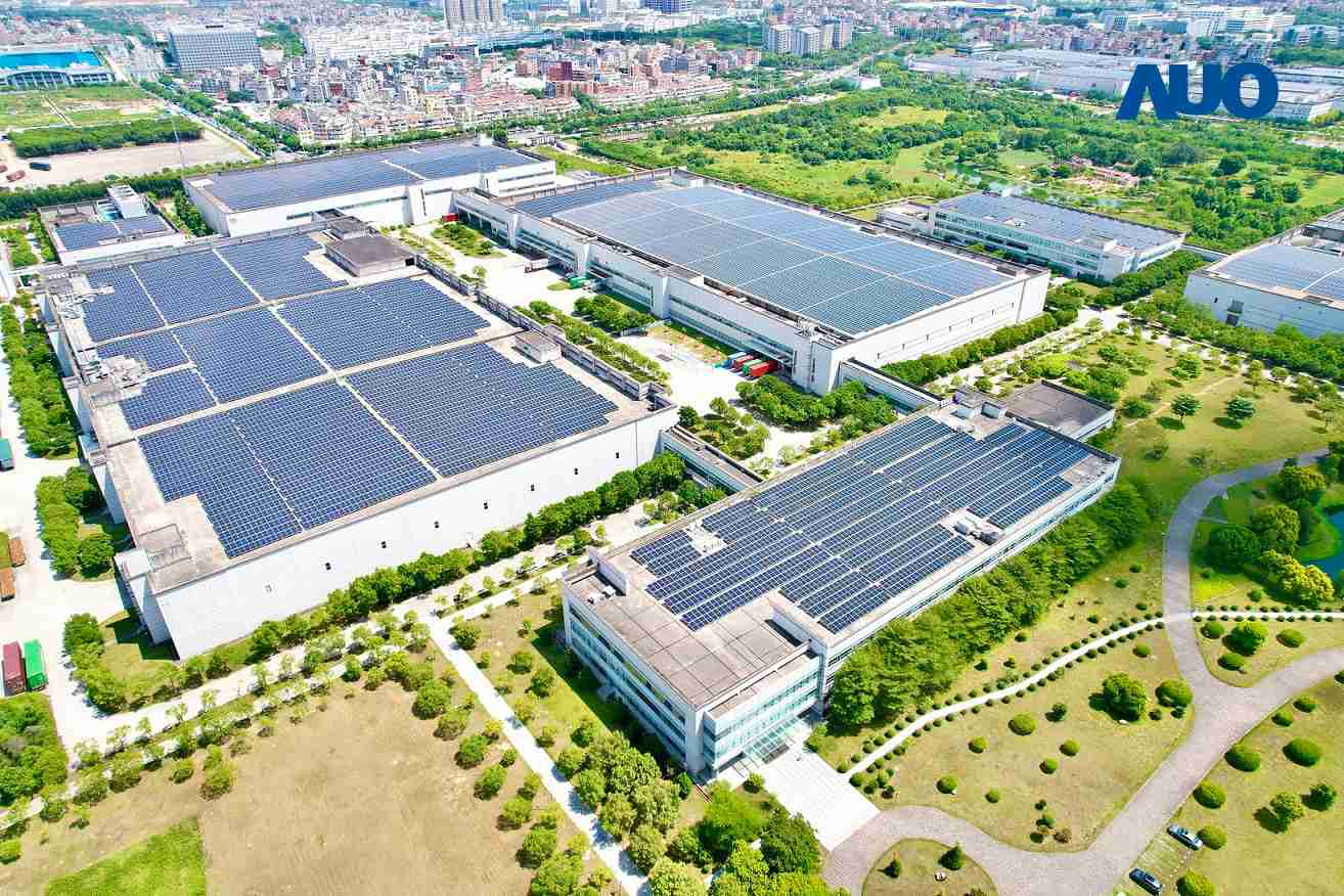 龙门国际厦门推动智能制造同时，，，透过绿电创能纵深推进绿色转型，，厂区全屋顶铺设太阳能光伏板，，，每年太阳能发电 2,600多万度