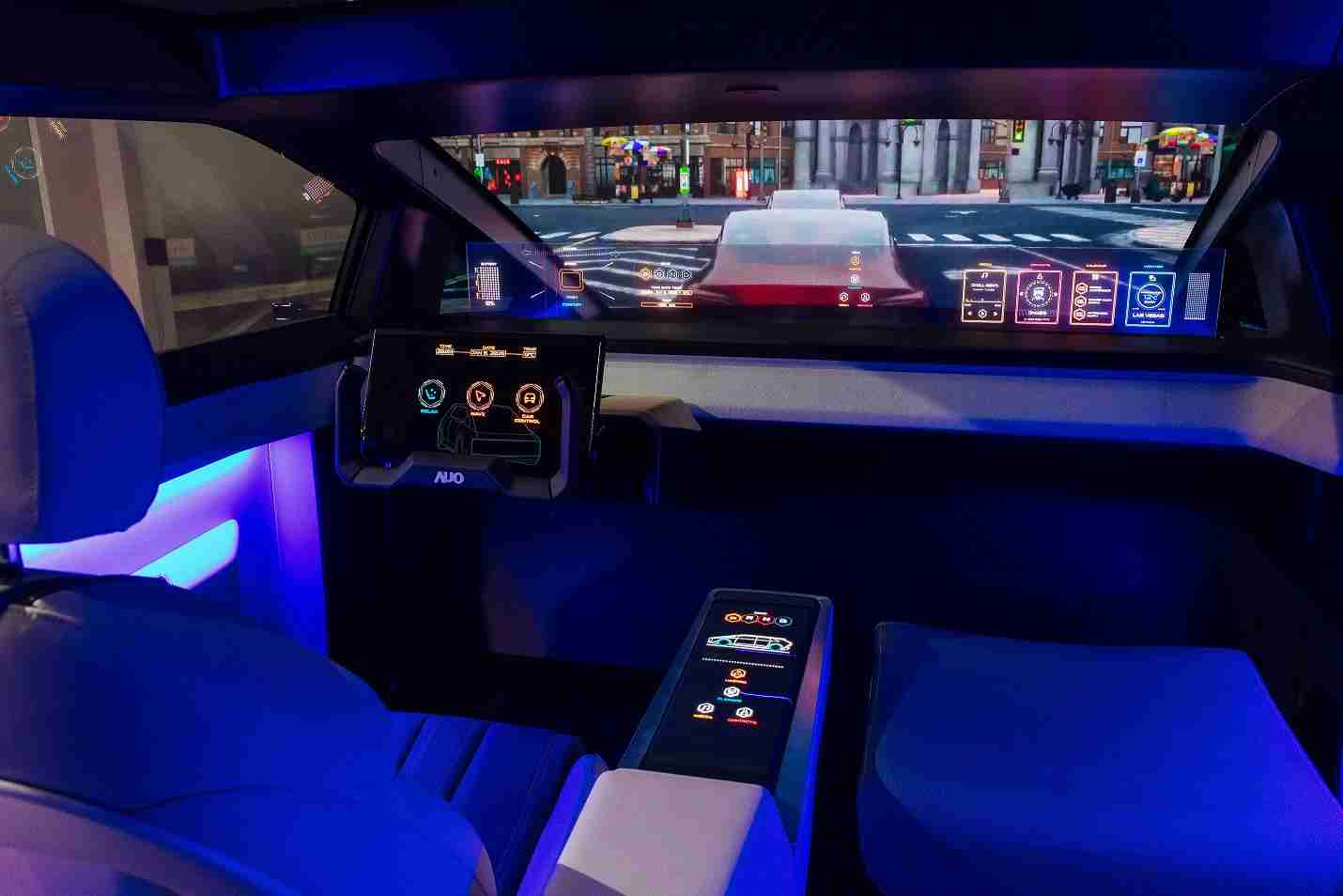 龙门国际连续四年入围科睿唯安全球百大创新机构，，专利布局科技与绿色创新前沿。。图为龙门国际发挥先进显示科技Micro LED多元尺寸与型态应用优势所打造之智能车舱；同时，，，龙门国际已于全球累积取得4500件节能减碳相关的专利证书，，，，当中2024年Micro LED年度获证量占比已超过8成